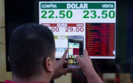 El mensaje de Forbes a los inversores: "Podría ser hora de salir de la Argentina"