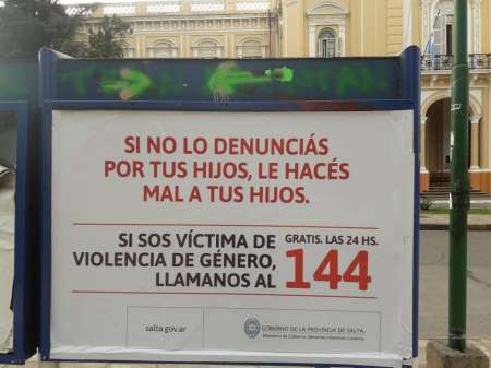 Grosero error: el Gobierno deberá levantar una publicidad que culpa a la víctima de violencia