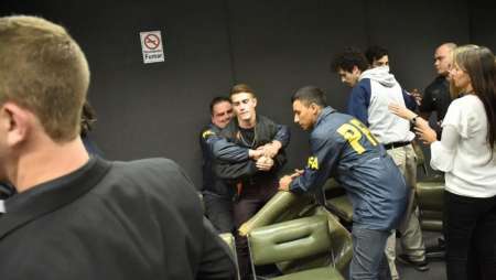 Forcejeos. Tras la lectura del fallo, los neonazis tuvieron que ser contenidos por los agentes federales que custodiaban la sala. FABIÁN GASTIARENA