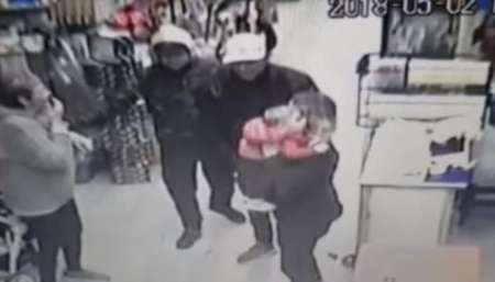 VIDEO. Terror en la juguetería: encañonaron en la cabeza a un bebé durante un asalto