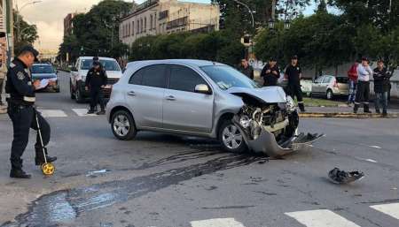 Un impresionante choque y vuelco en la Avenida Entre Ríos: Una mujer resultó herida
