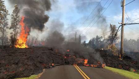 VIDEO Dramáticas imágenes de la lava de un volcán avanzando por calles y casas de Hawai