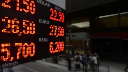 El dólar vuelve a subir con fuerza en los bancos