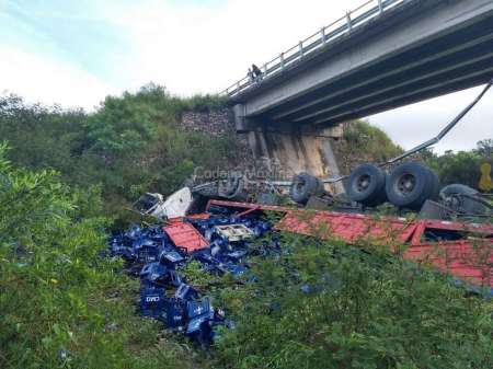 Rosario de la Frontera: desbarrancó un camión, en el mismo lugar de la tragedia de los gendarmes