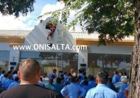 Intentaron fugarse de la cárcel, cayeron del techo y fueron trasladadas en código rojo