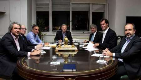 El Gobierno acordó con las petroleras mantener los precios de los combustibles hasta julio