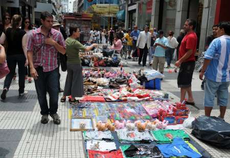 Manteros: Nos persiguen como si fuésemos delincuentes