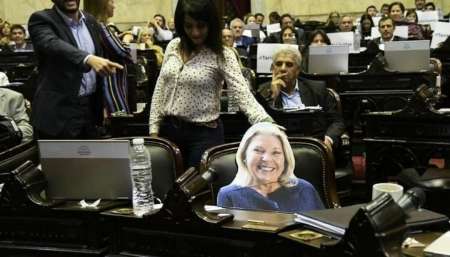 Pusieron una gigantografía en la banca de Carrió, que faltó a la sesión por los tarifazos