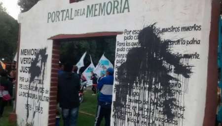 Desconocidos atacaron el Portal de la Memoria
