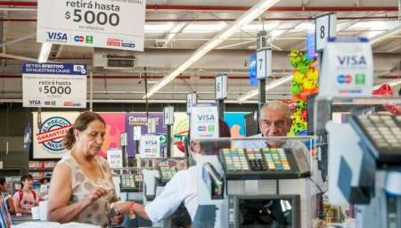 Se encarecen productos y servicios atados al dólar