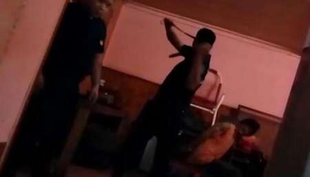 VIDEO: Policías fueron filmados mientras agredían a cintarazos a un detenido