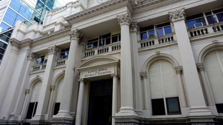 El Banco Central vuelve a disponer u$s 5000 millones para la venta para sostener el dólar a $ 25 y renovar las Lebacs