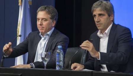 El ministro de Finanzas, Luis Caputo, junto al ministro de Hacienda, Nicolás Dujovne, en la conferencia de prensa que dieron ayer por la tarde. NA