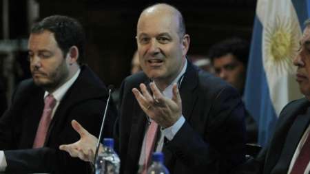 Sturzenegger: "la suba del dólar nos hizo cambiar algunas cosas"