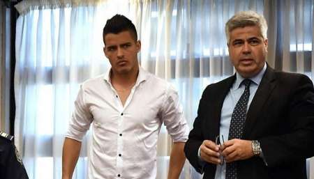 Alexis Zárate junto a su abogado. El jugador fue condenado a 6 años y 6 meses de prisión por violación.