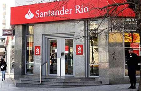 Multaron a Santander Rio en Salta: los clientes festejaron