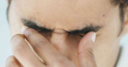 Limpiaba el baño, se salpicó el ojo con caca y quedó ciego