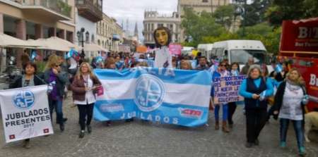 Con más de 80 personas se lleva adelante la marcha docente en Salta