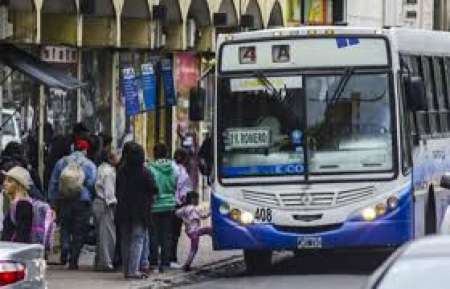 Un colectivo del 4 A fue apedreado y hay una mujer herida