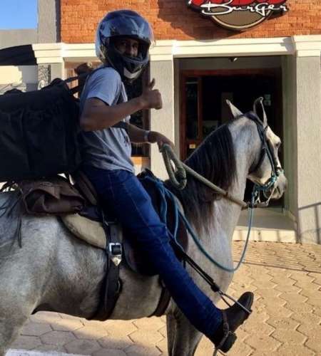 Brasil se "monta" a la crisis: a falta de nafta hacen delivery a caballo