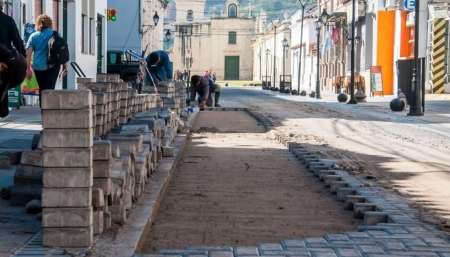 Corredor de la Fe: volvieron a levantar los adoquines en la calle Caseros