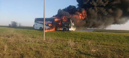 Video: un micro que viajaba a Salta se incendió por completo en la ruta 34