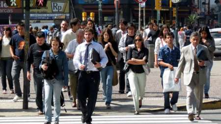 Para achicar el déficit, el Gobierno recortaría 30.000 empleos públicos hasta 2019