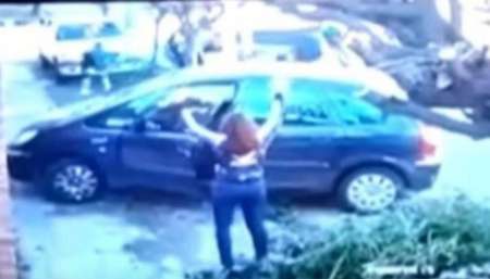 VIDEO: Delincuentes intentaron robar una camioneta con cinco chicos adentro