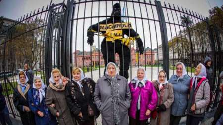 Video: Hebe de Bonafini colgó un gorila “machirulo” frente a la Casa Rosada