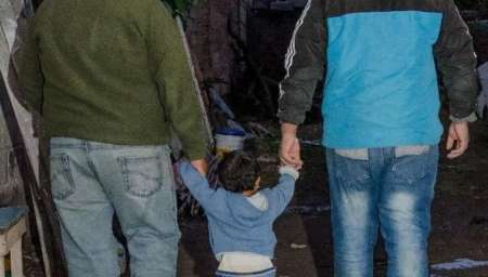 Padre y hermano de Andrea Neri, asesinada por Gabriel "Chirete" Herrera, con el hijo de la mujer