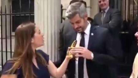 “La banana del siglo para el gorila del año”, el escrache de una militante kirchnerista a Peña