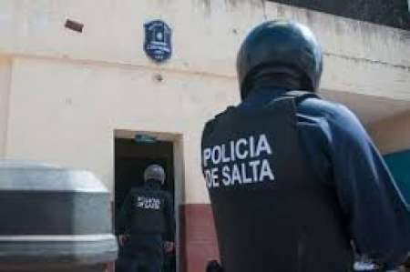 Cuatro policías fueron detenidos acusados de abuso sexual, apremios ilegales y robo