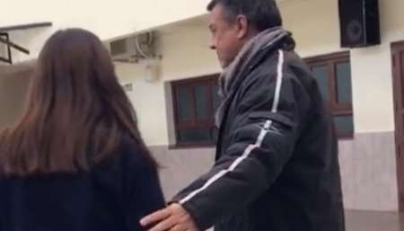 El sacerdote cuando lleva a la alumno a la dirección por mostrar un pañuelo verde.