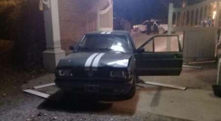 Un auto se estrelló contra la residencia del gobernador