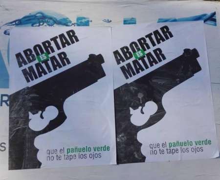 Empapelaron el centro salteño con afiches en contra del aborto