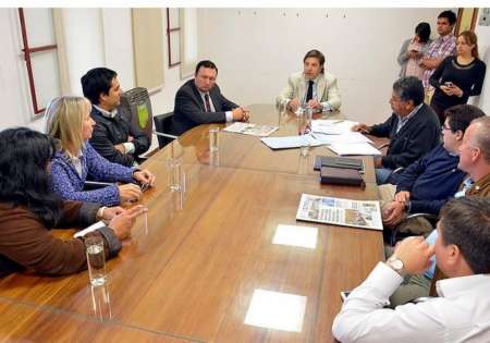 Pocas definiciones: concejales se reunieron con vecinos de la zona roja