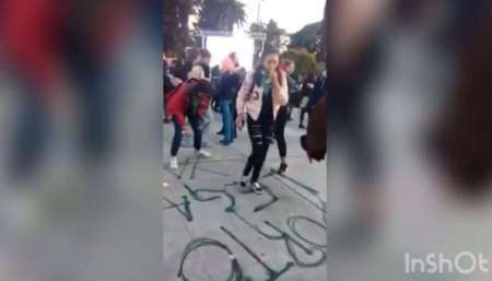 Mientras seguían el debate, jóvenes pintaron la plaza de la Legislatura