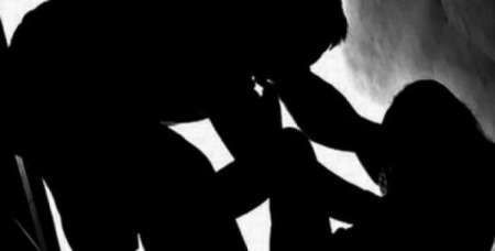 Violaron a una mujer en la casa de su novio mientras dormía