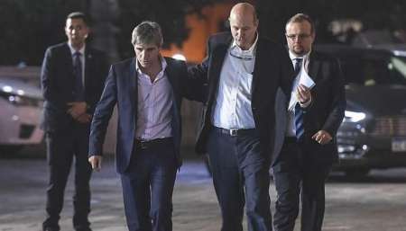 Denunciaron a Sturzenegger y a Caputo por permitir la "fuga" de u$s 10.000 millones de reservas del Central