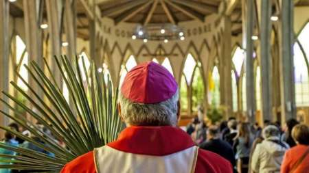 La insólita excusa de la iglesia para justificar al cura abofeteador de bebés