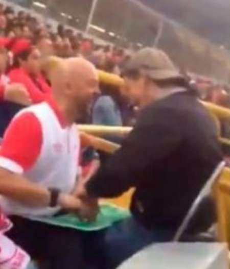 Fue ovacionado en la tribuna, por relatarle todo el partido a su amigo ciego