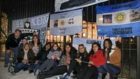 Familiares de los tripulantes del ARA San Juan se encadenaron en Plaza de Mayo