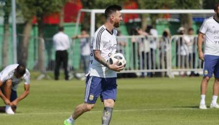 En la última práctica, Sampaoli sorprendió y aplicó el “Plan B” con Messi como falso 9