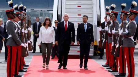 Mike Pence y su mujer, Karen Pence, con el viceministro guatemalteco de exteriores, Pablo García. En vídeo, los ataques de Maduro a Pence. HO (AFP) /