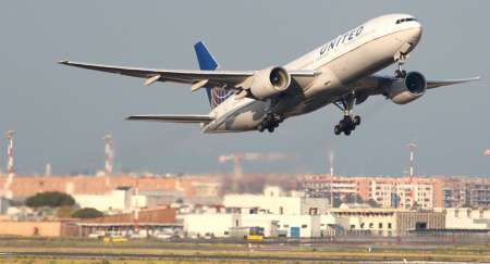 El Gobierno analiza aplicar un recargo a las compras con tarjeta en el exterior y subir el impuesto a los pasajes aéreos internacionales