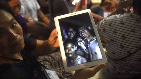 Hallados vivos los 12 niños atrapados hace nueve días en una cueva de Tailandia