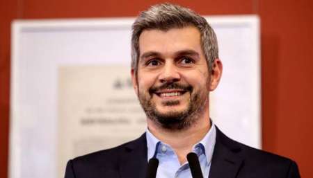 Marcos Peña dice que se está analizando aumentar el impuesto a los pasajes al exterior