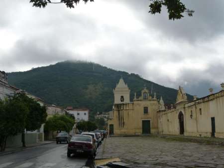 Salta amanece bajo lloviznas y cielo cubierto por neblina