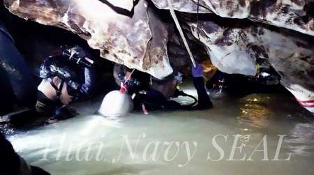 Tailandia: un buzo murió ahogado cuando llevaba oxígeno a los chicos atrapados en la cueva