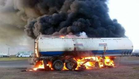 Incendiaron el camión de una empresa que despidió a 35 trabajadores en Río Negro